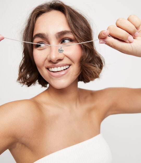 Charm  ba&ntilde;ado en plata de ley con palabra suerte., Plateado, large